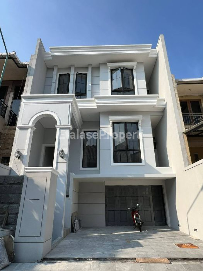 Foto properti DIJUAL RUMAH GRESS GRAHA FAMILY, SURABAYA BARAT 1