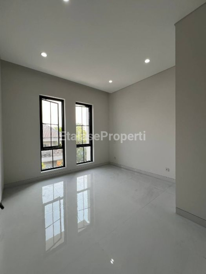 Foto properti DIJUAL RUMAH GRESS GRAHA FAMILY, SURABAYA BARAT 4