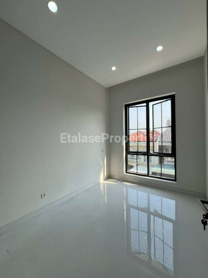 Foto properti DIJUAL RUMAH GRESS GRAHA FAMILY, SURABAYA BARAT 5