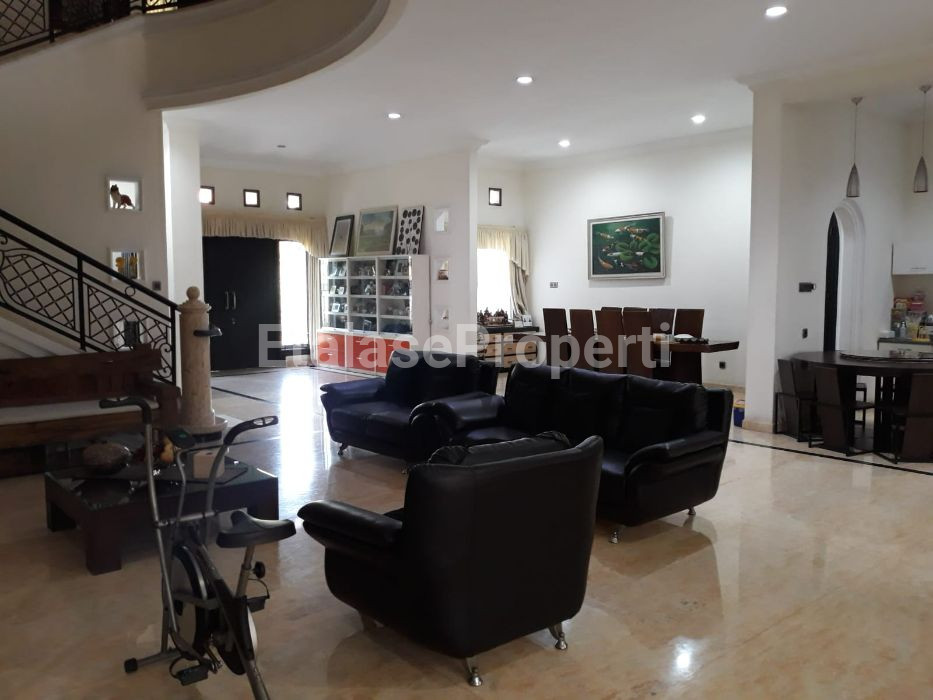 Foto properti DIJUAL RUMAH SIAP HUNI DI GRAHA FAMILY, SURABAYA BARAT 3
