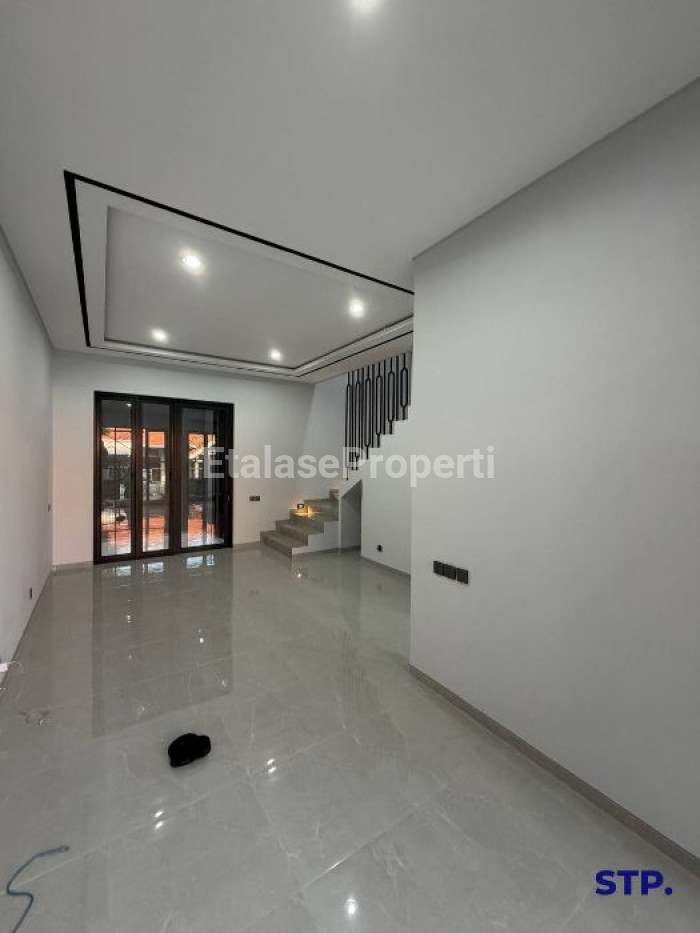 Foto properti Sisa 1 Unit - Rumah Baru Modern Kontemporer Di Manyar Tirtoasri 3