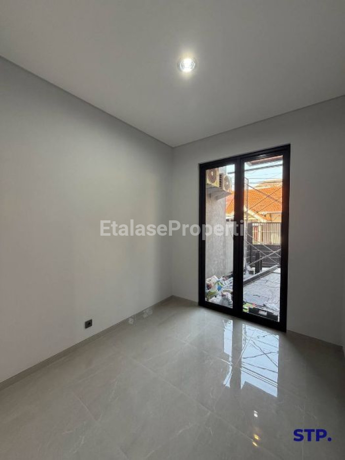 Foto properti Sisa 1 Unit - Rumah Baru Modern Kontemporer Di Manyar Tirtoasri 4