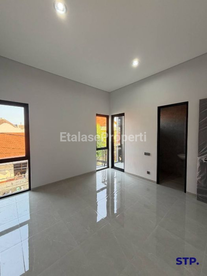 Foto properti Sisa 1 Unit - Rumah Baru Modern Kontemporer Di Manyar Tirtoasri 8