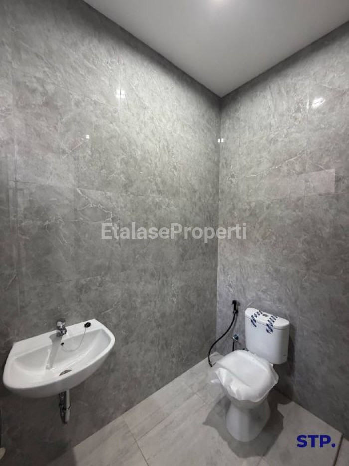 Foto properti Sisa 1 Unit - Rumah Baru Modern Kontemporer Di Manyar Tirtoasri 9