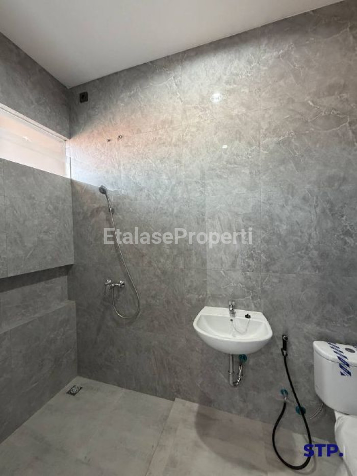 Foto properti Sisa 1 Unit - Rumah Baru Modern Kontemporer Di Manyar Tirtoasri 10