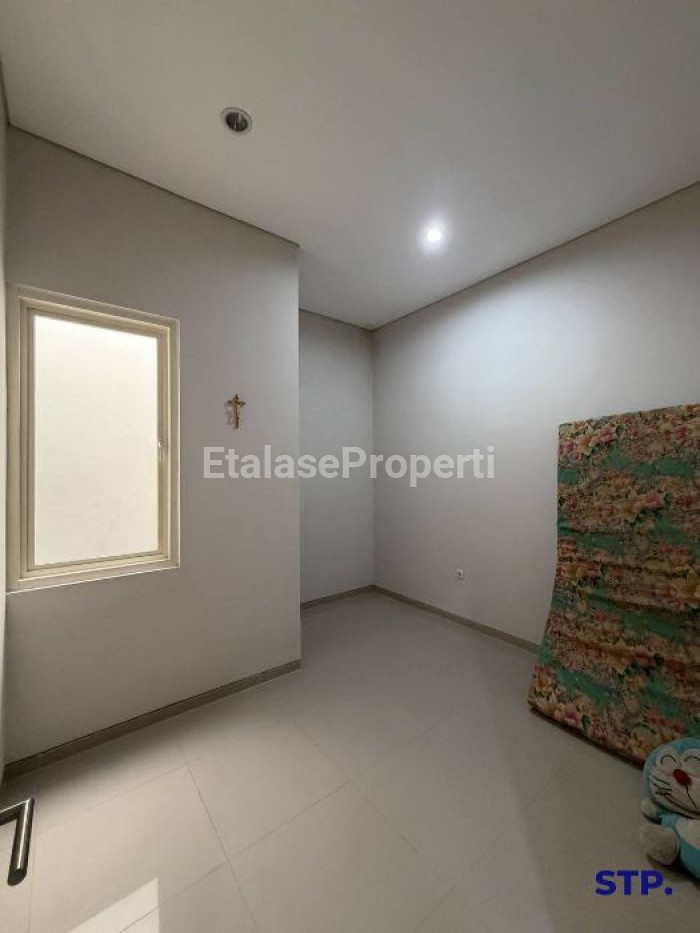 Foto properti Rumah Siap Huni 2 Lantai Di Bhaskara Mulyosari Surabaya 7