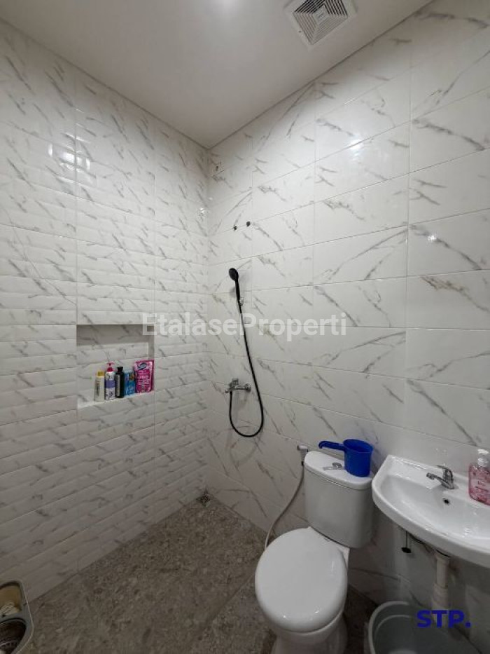 Foto properti Rumah Siap Huni 2 Lantai Di Bhaskara Mulyosari Surabaya 10