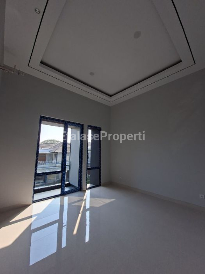 Foto properti Rumah Mewah 2,5 Lantai Split Level Di Bukit Golf International Citraland Surabaya 7