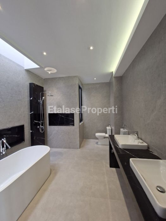 Foto properti Rumah Mewah 2,5 Lantai Split Level Di Bukit Golf International Citraland Surabaya 8