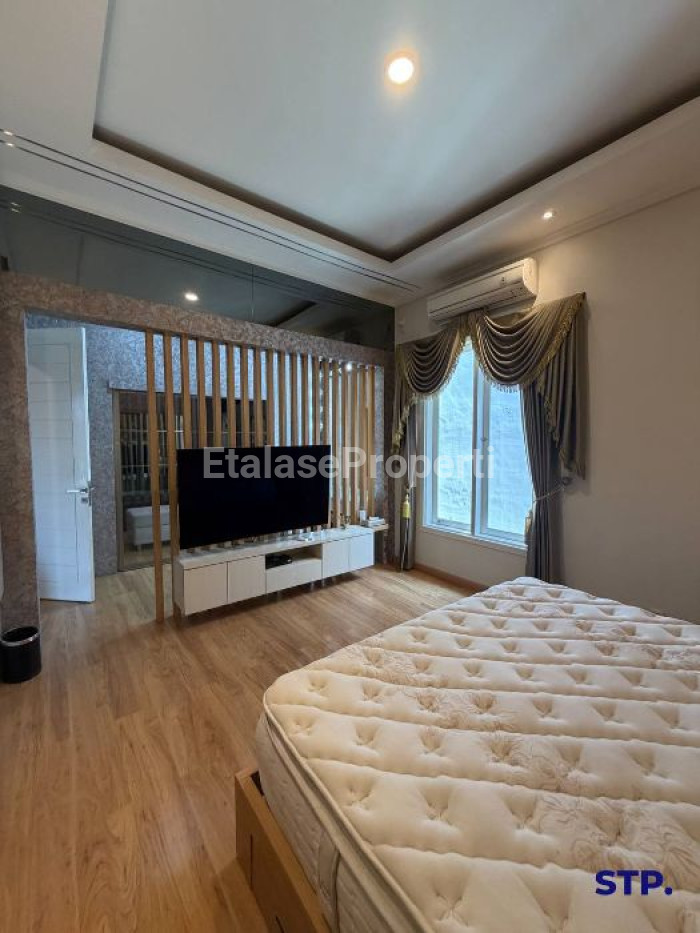 Foto properti Rumah Siap Huni Di Wisma Permai Barat Semi-furnished 8