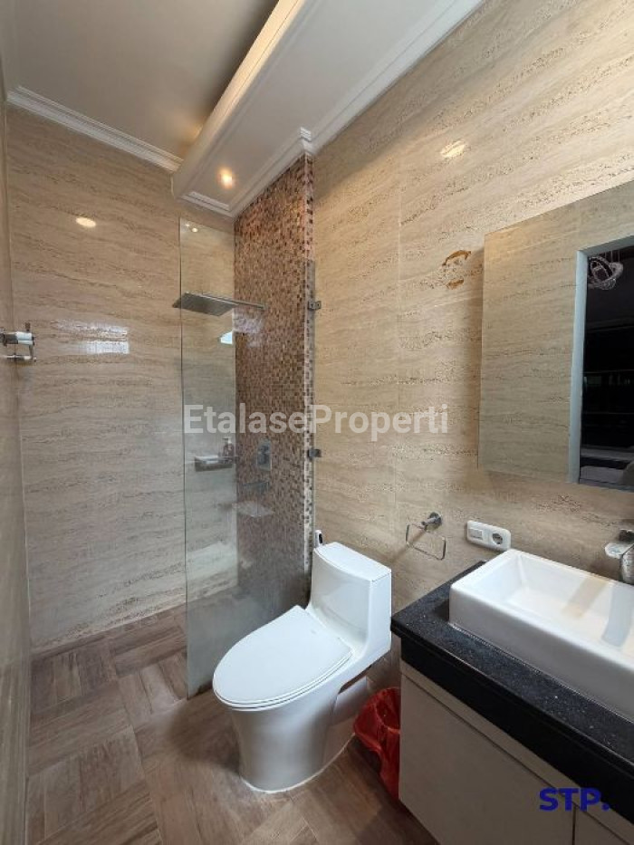 Foto properti Rumah Siap Huni Di Wisma Permai Barat Semi-furnished 10