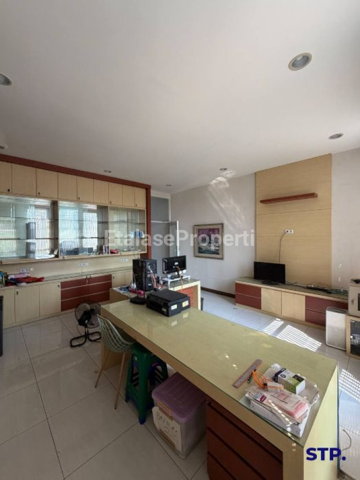 Foto properti Jual Cepat - Bangunan Usaha 3 Lantai Di Pucang Anom Timur INCLUDE LIFT 7