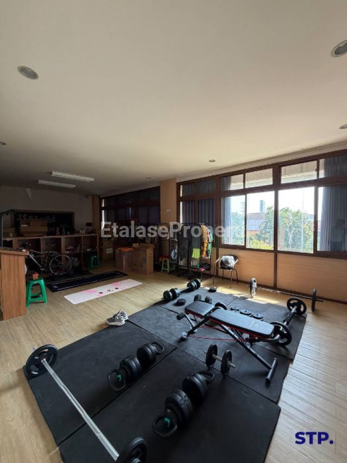 Foto properti Jual Cepat - Bangunan Usaha 3 Lantai Di Pucang Anom Timur INCLUDE LIFT 10