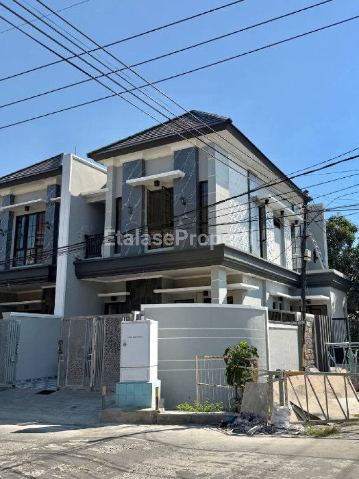 Foto properti Rumah Baru Hoek American Classic 2 Lantai Di Babatan Pantai Surabaya 1