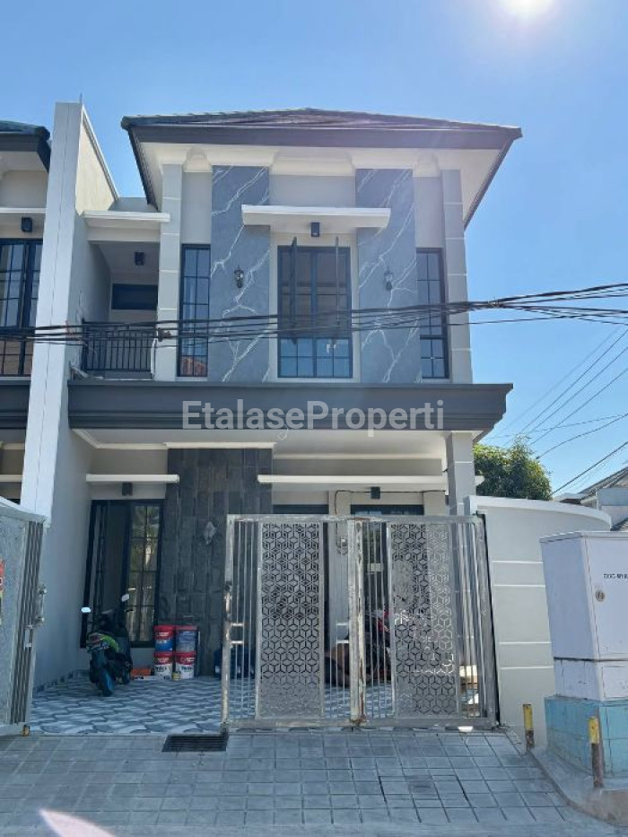 Foto properti Rumah Baru Hoek American Classic 2 Lantai Di Babatan Pantai Surabaya 2