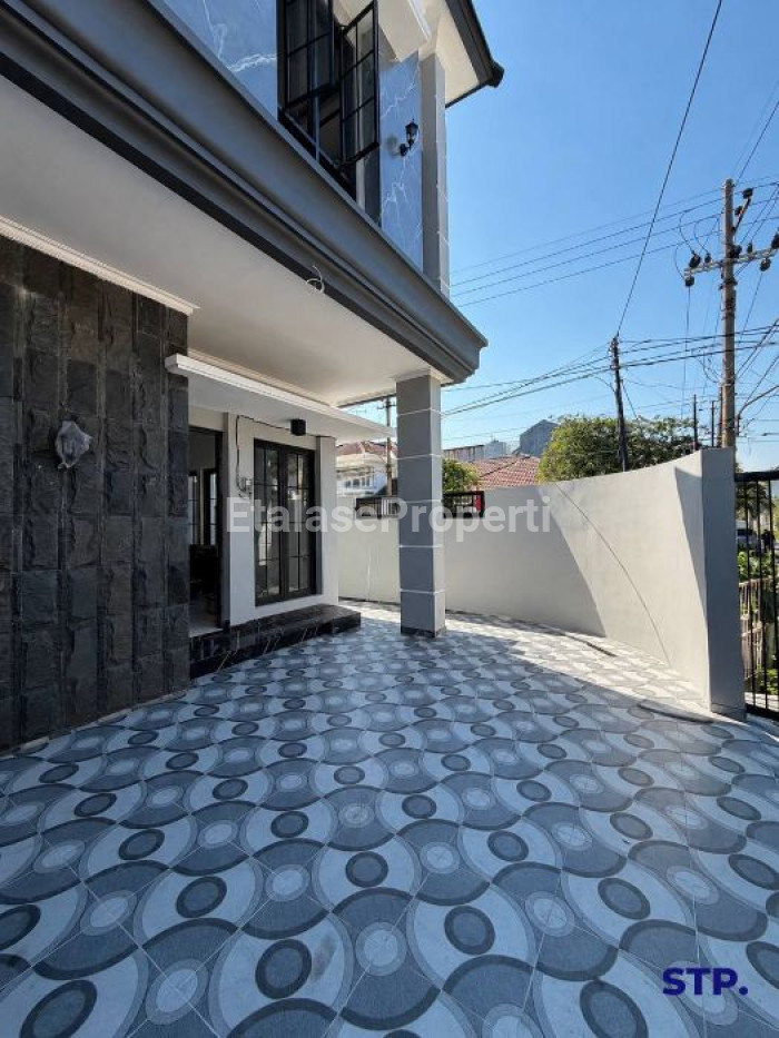 Foto properti Rumah Baru Hoek American Classic 2 Lantai Di Babatan Pantai Surabaya 3