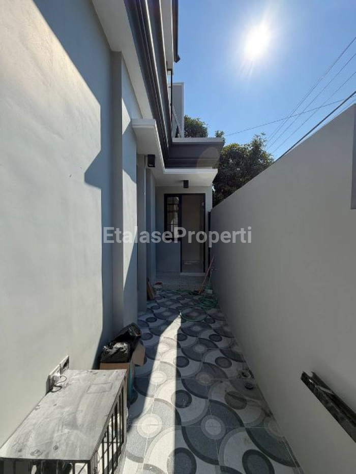Foto properti Rumah Baru Hoek American Classic 2 Lantai Di Babatan Pantai Surabaya 4