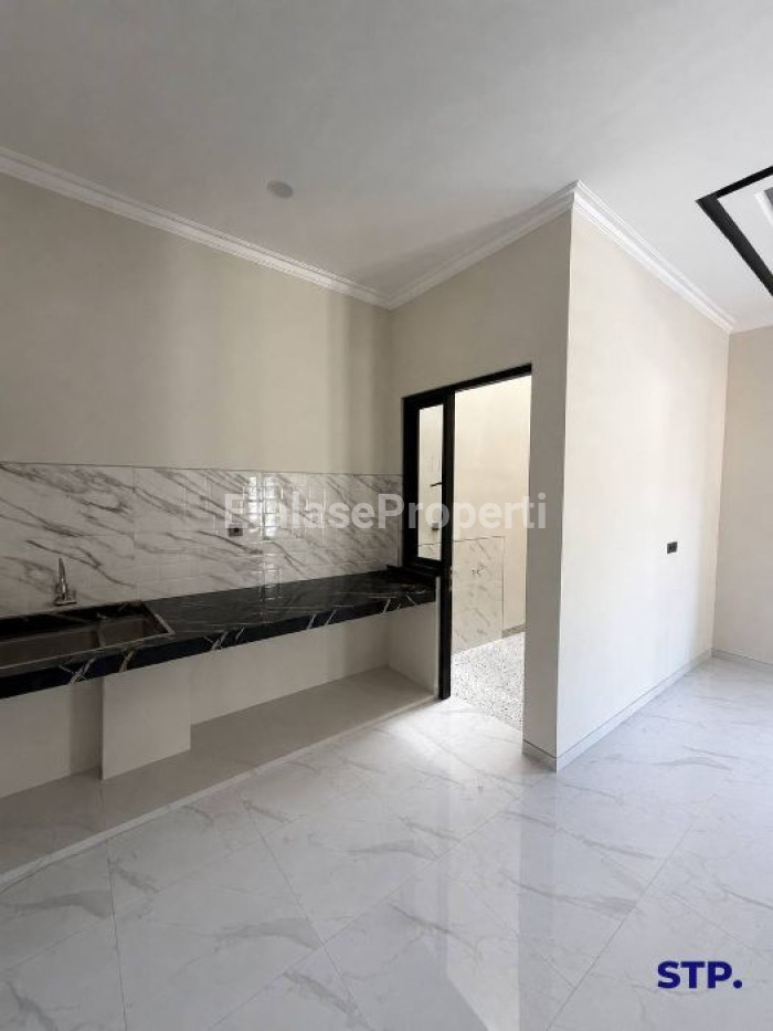 Foto properti Rumah Baru Hoek American Classic 2 Lantai Di Babatan Pantai Surabaya 5