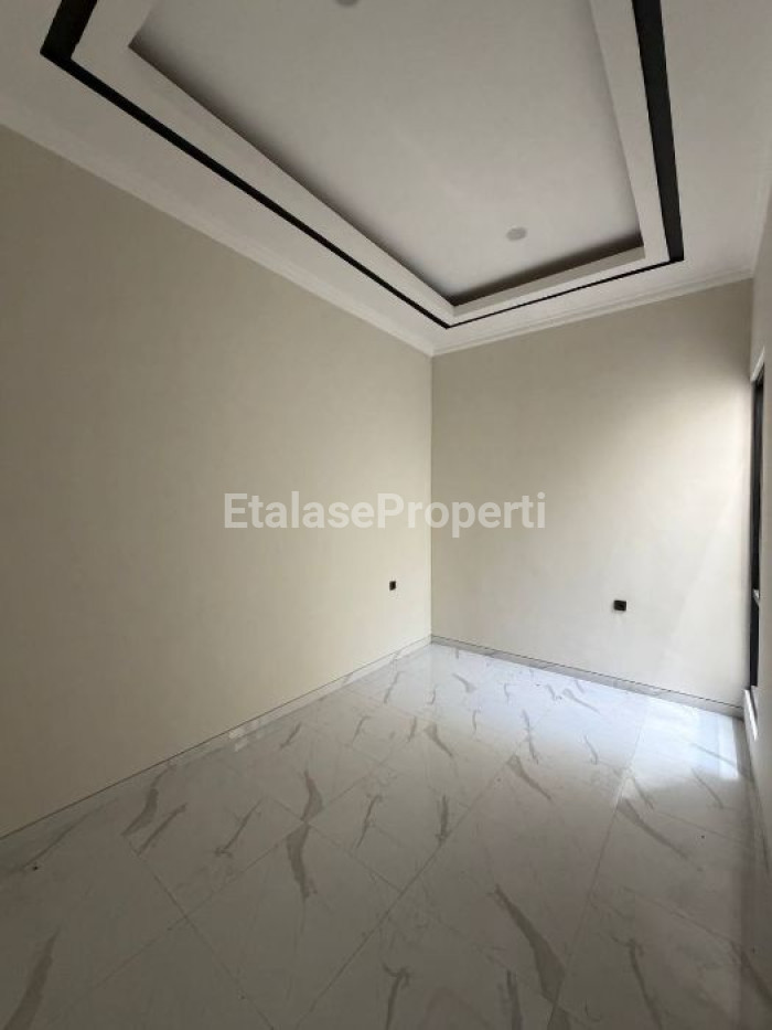 Foto properti Rumah Baru Hoek American Classic 2 Lantai Di Babatan Pantai Surabaya 6