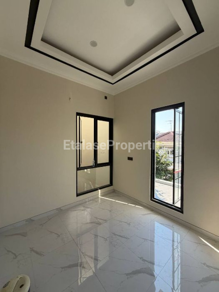 Foto properti Rumah Baru Hoek American Classic 2 Lantai Di Babatan Pantai Surabaya 7