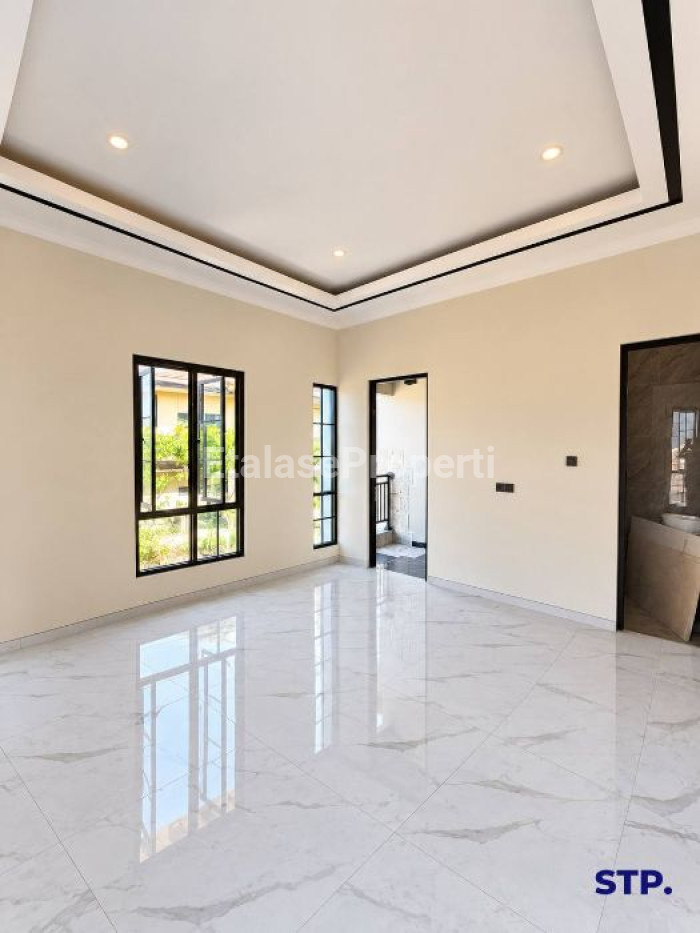 Foto properti Rumah Baru Hoek American Classic 2 Lantai Di Babatan Pantai Surabaya 8