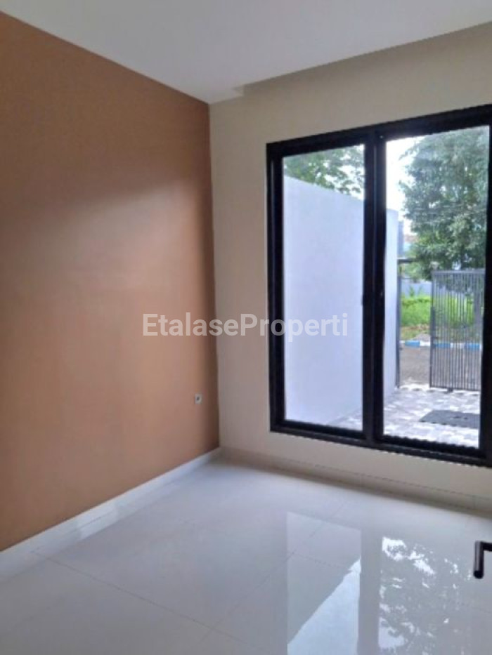 Foto properti RUMAH BARU GRESS 2 LANTAI MANYAR 2