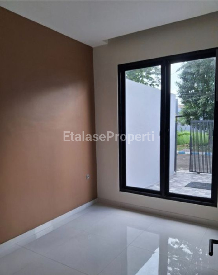Foto properti RUMAH BARU GRESS 2 LANTAI MANYAR 4