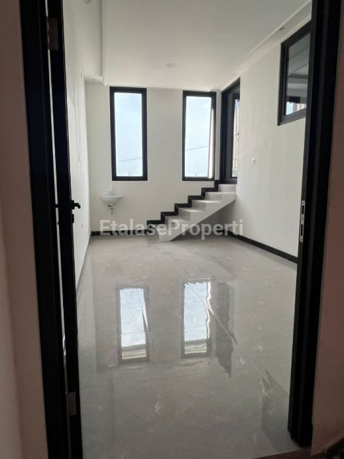 Foto properti 2 UNIT - Gudang Kantor 3 Lantai Di Kalijudan MERR 6