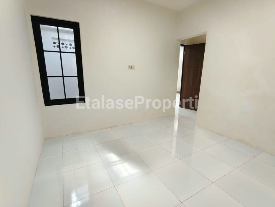 Foto properti Dijual Rumah Di Citra Graha Mandiri Dekat Margomulyo 3