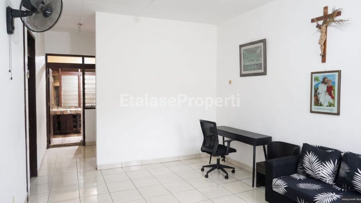 Foto properti Dijual Rumah Di Kutisari Indah Siap Huni Dekat Petra 3