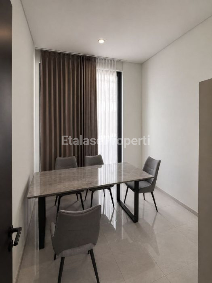 Foto properti Full Furnished -  Rumah 2 Lantai Minimalis Di Citraland Cluster District Nine Surabaya 4