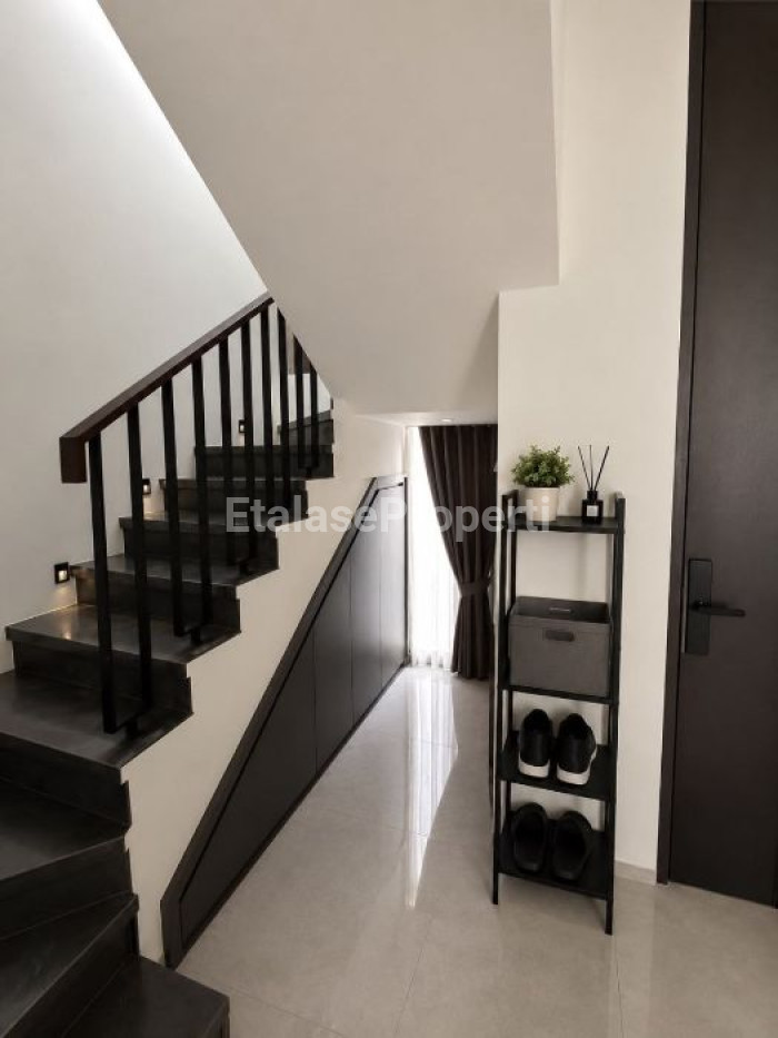 Foto properti Full Furnished -  Rumah 2 Lantai Minimalis Di Citraland Cluster District Nine Surabaya 5