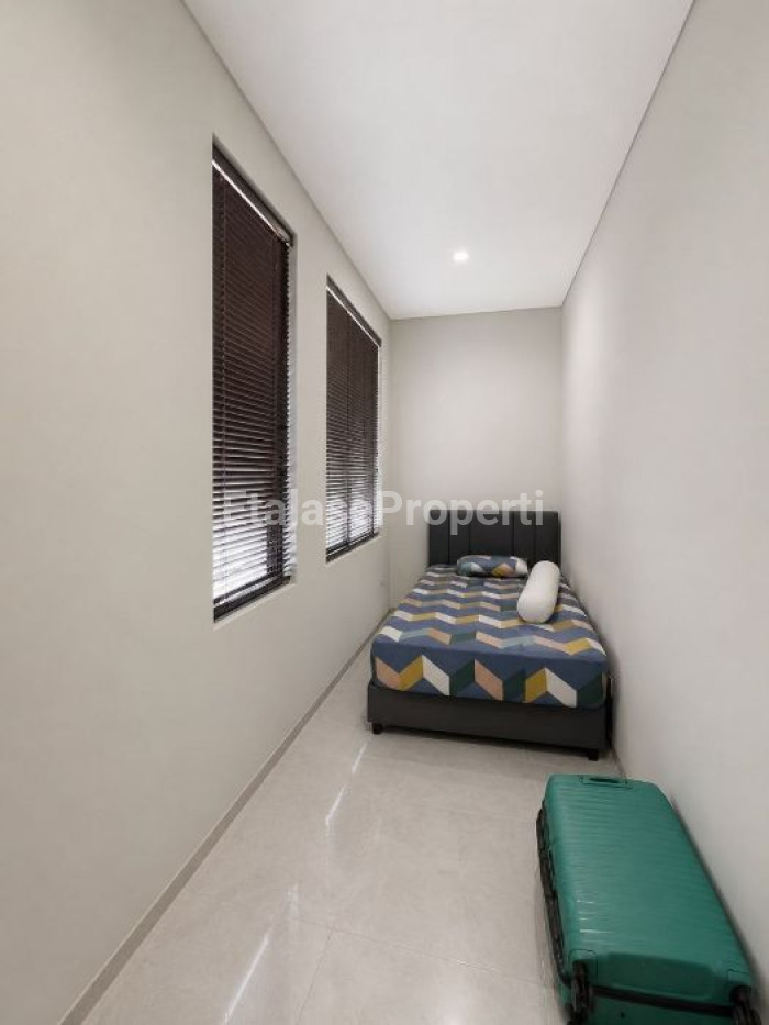 Foto properti Full Furnished -  Rumah 2 Lantai Minimalis Di Citraland Cluster District Nine Surabaya 9