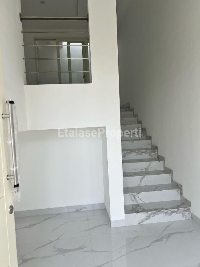 Foto properti DIJUAL RUMAH BARU GRESS 3 LANTAI PAKUWON CITY 2
