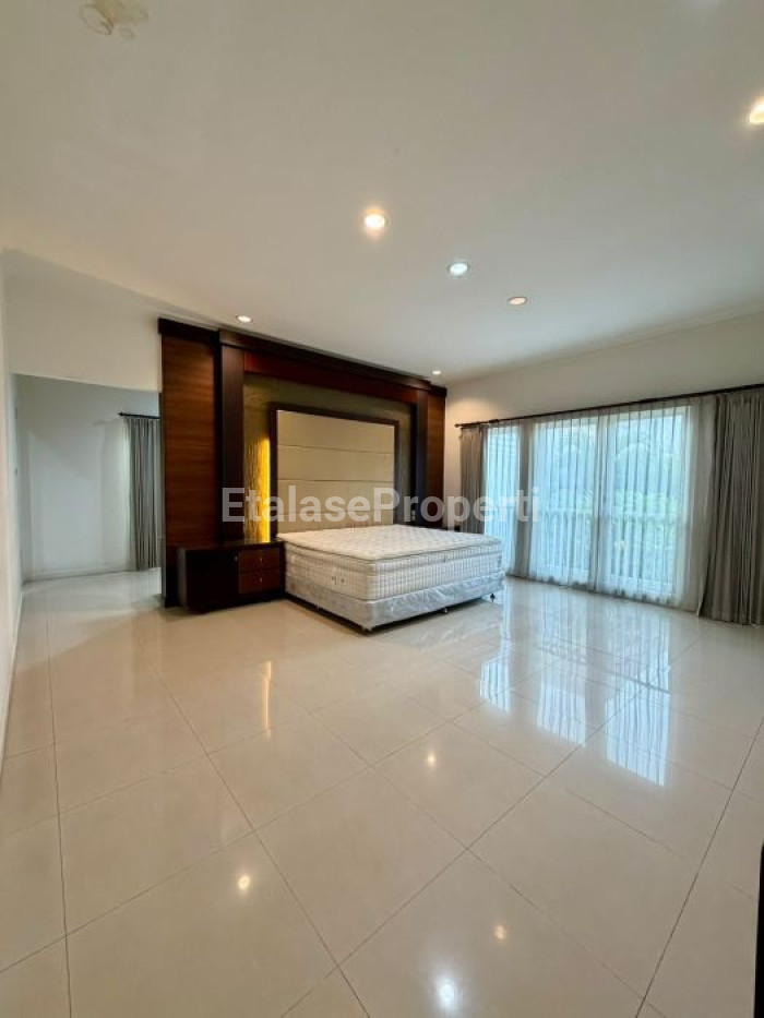 Foto properti Disewakan Rumah Mewah Di  Perumahan Elite  Graha Family Siap Huni Sudah Ada Full Perabotan 5