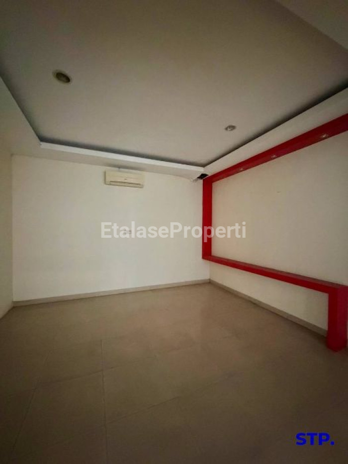 Foto properti JUAL CEPAT - Gedung 3 Lantai Di Raya Gayungsari, Surabaya 2