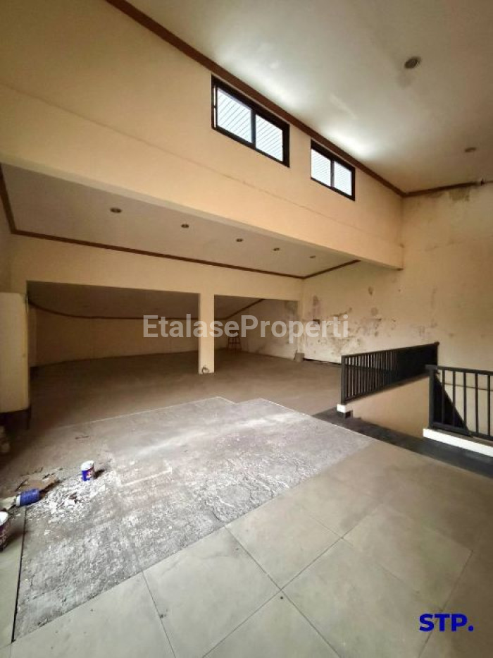 Foto properti JUAL CEPAT - Gedung 3 Lantai Di Raya Gayungsari, Surabaya 3