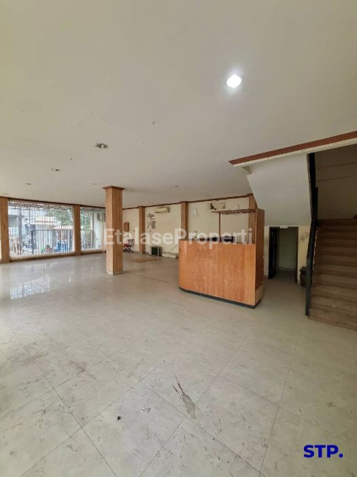 Foto properti JUAL CEPAT - Gedung 3 Lantai Di Raya Gayungsari, Surabaya 5