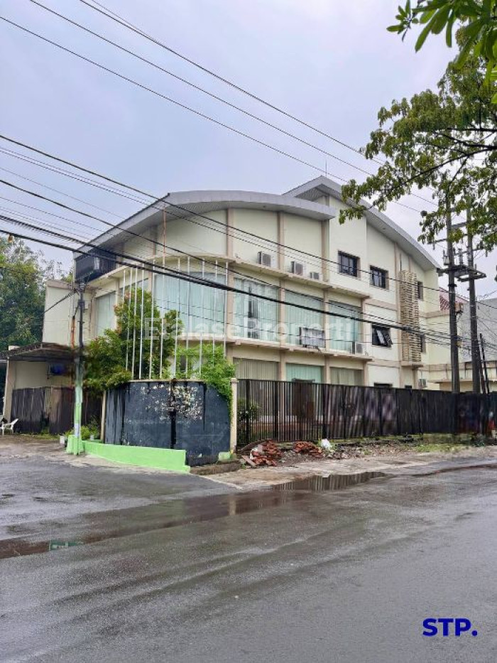Foto properti JUAL CEPAT - Gedung 3 Lantai Di Raya Gayungsari, Surabaya 10