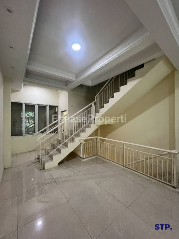 Foto properti Disewakan Ruko 3 Unit Jejer Di Jalan Pattimura, Sukomanunggal 5