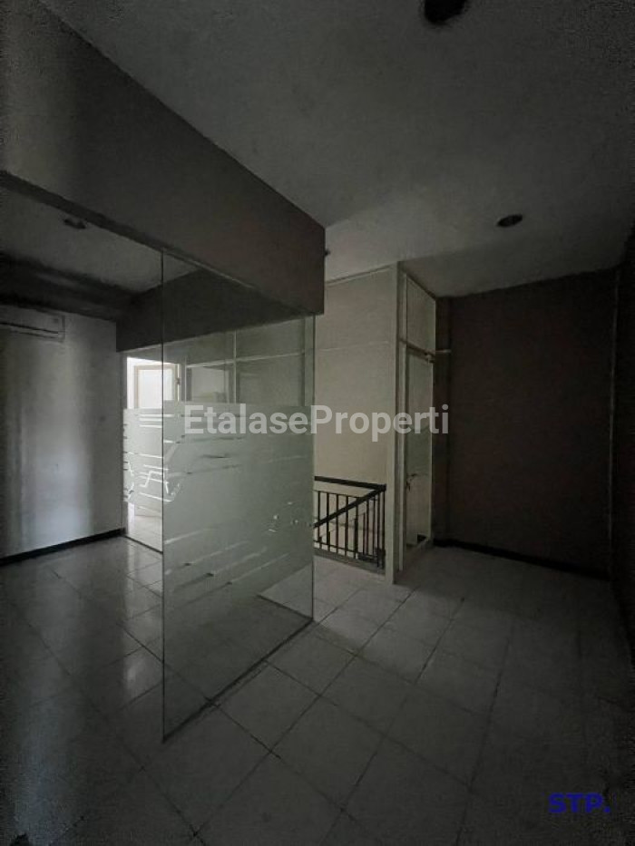 Foto properti Disewakan Ruko 3 Lantai Di Jalan Pattimura, Sukomanunggal 6