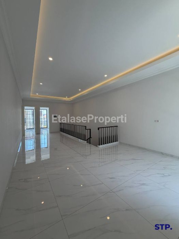 Foto properti Rumah Mewah Classic Di Galaxi Bumi Permai Araya Tahap 2 7