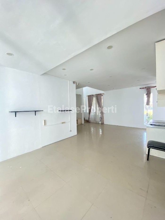 Foto properti Disewakan Rumah Modern 2 Lantai Royal Residence Wiyung Surabaya 2