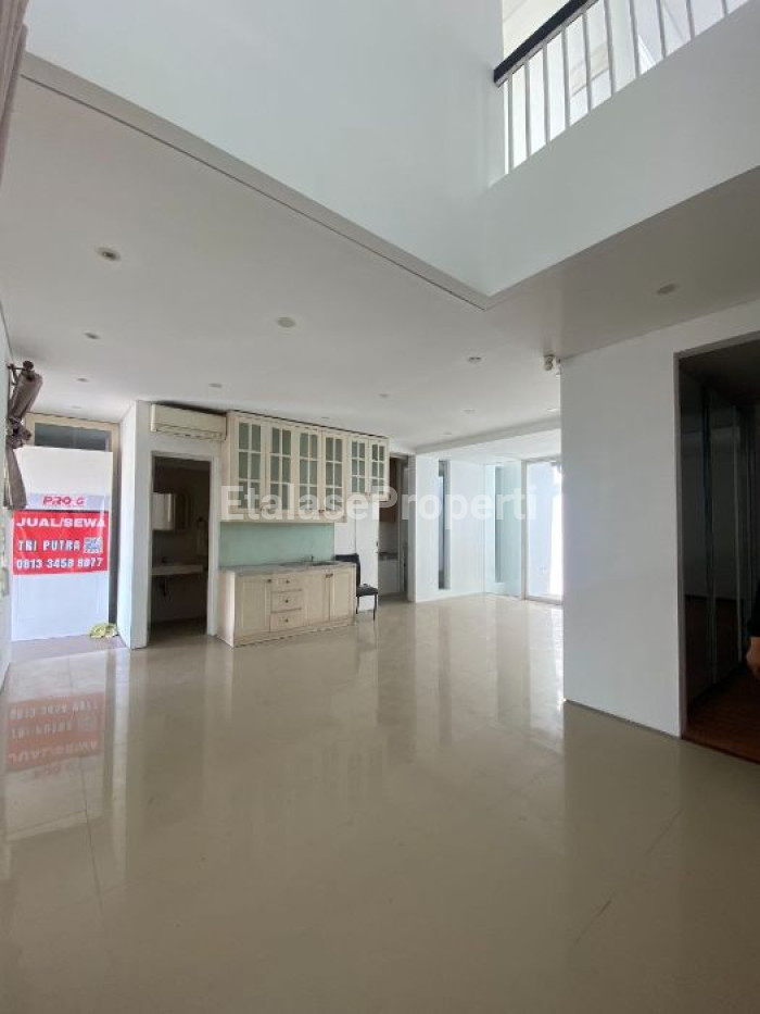 Foto properti Disewakan Rumah Modern 2 Lantai Royal Residence Wiyung Surabaya 3