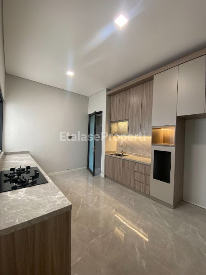 Foto properti Rumah Mewah 3 Lantai Di Royal Residence Wiyung 3