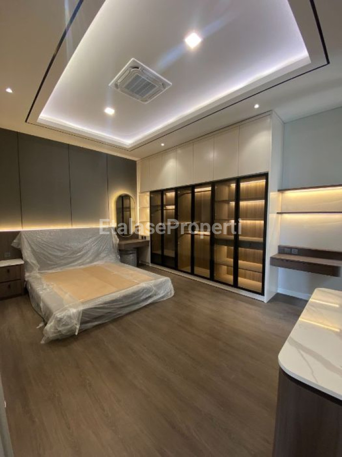 Foto properti Rumah Mewah 3 Lantai Di Royal Residence Wiyung 10