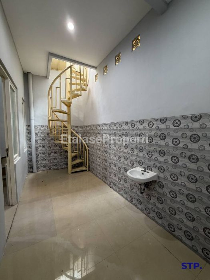 Foto properti Rumah Siap Huni 2 Lantai Di Wisma Kedung Asem Indah, MERR 5
