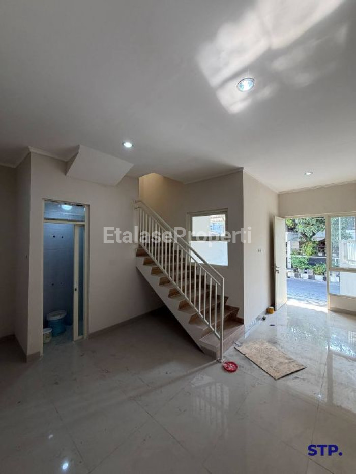 Foto properti Rumah Baru Modern 2 Lantai Di Rungkut Menanggal Harapan 2