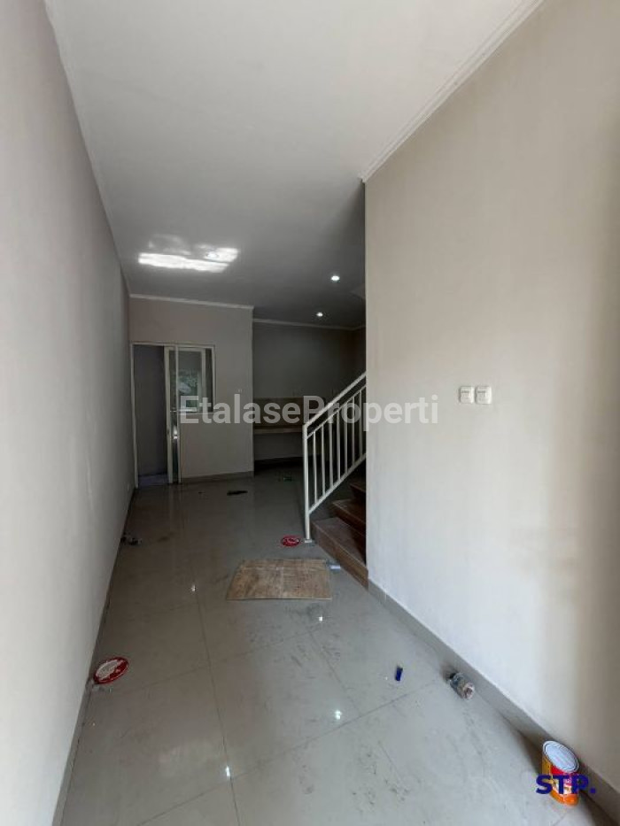 Foto properti Rumah Baru Modern 2 Lantai Di Rungkut Menanggal Harapan 3