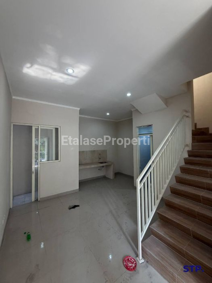 Foto properti Rumah Baru Modern 2 Lantai Di Rungkut Menanggal Harapan 4